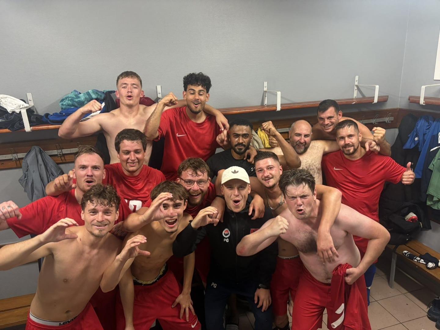 Les Seniors C du SCUDD, en maillot rouge, fêtent dans le vestiaire leur victoire 3-1 contre OHS