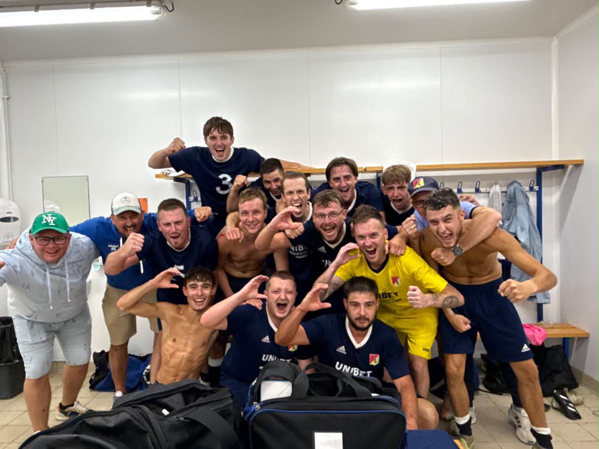 L'équipe B du SCUDD célèbre dans le vestiaire sa victoire 3-1 contre Saint-Hilaire