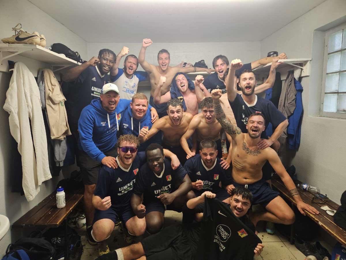 Les joueurs seniors du SCUDD réunis dans le vestiaire après une victoire de septembre 2026