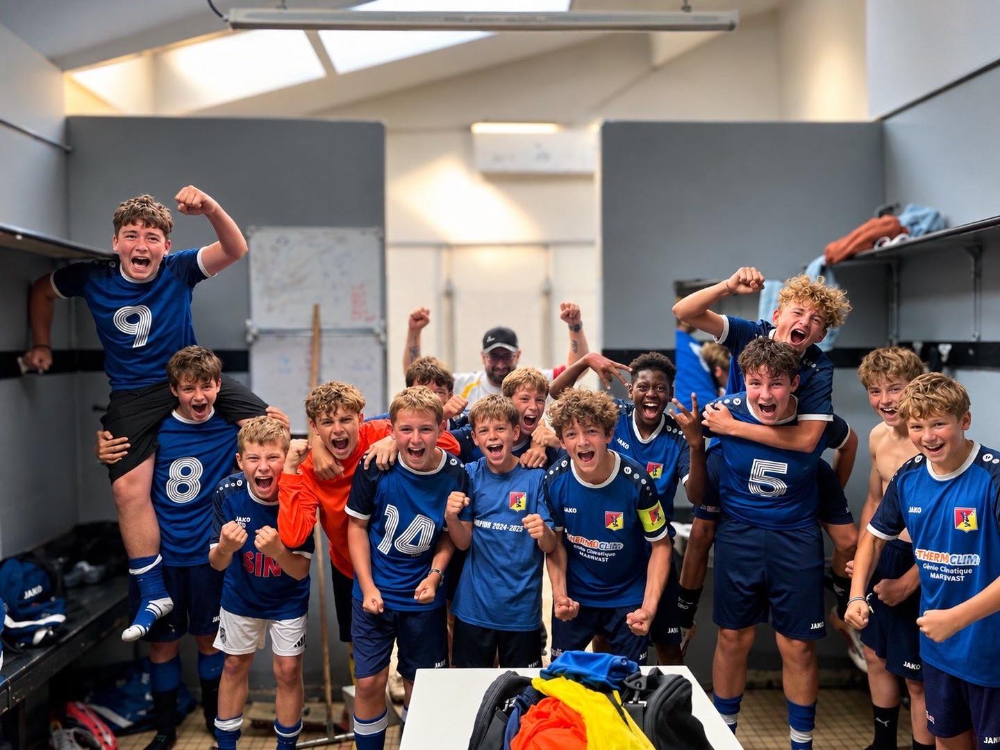 Les U15 du SCUDD, en maillot bleu, célèbrent leur victoire 5-0 contre Pont-Hébert