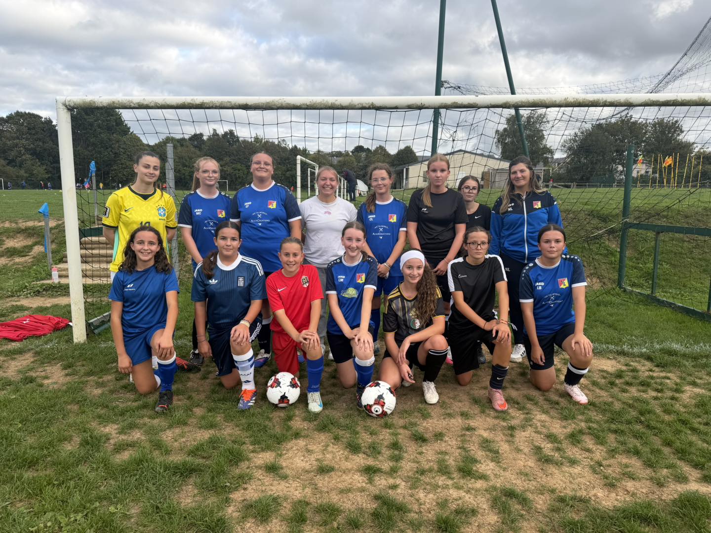 Les U15 féminines du SCUDD posent devant le but pour le début de la saison 2026-2027