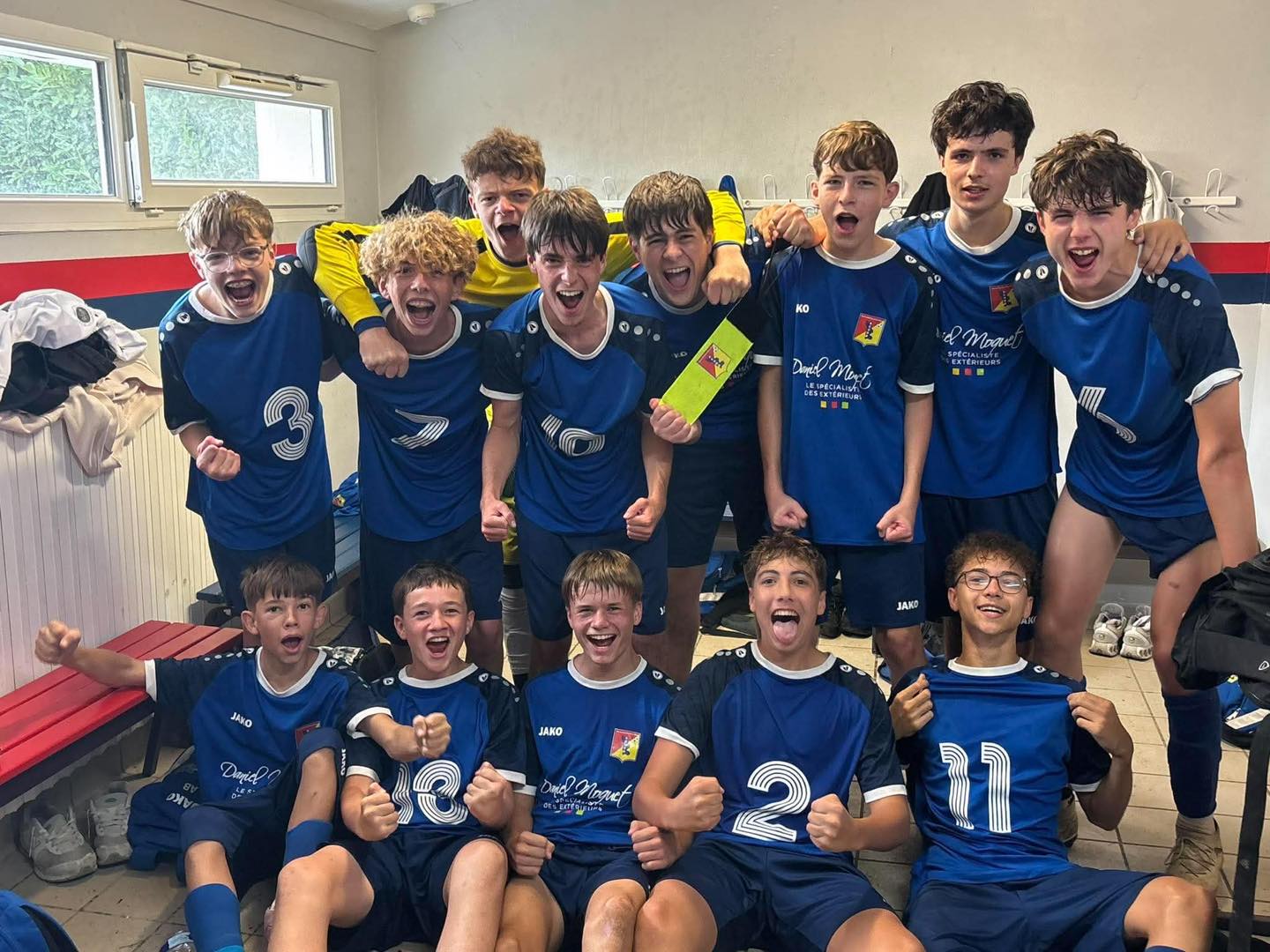 Les U18 du SCUDD fêtent dans le vestiaire leur victoire 5-2 contre Sainte-Croix Saint-Lô